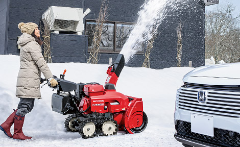 簡単パワフル、しかも低騒音。小型ハイブリッド除雪機