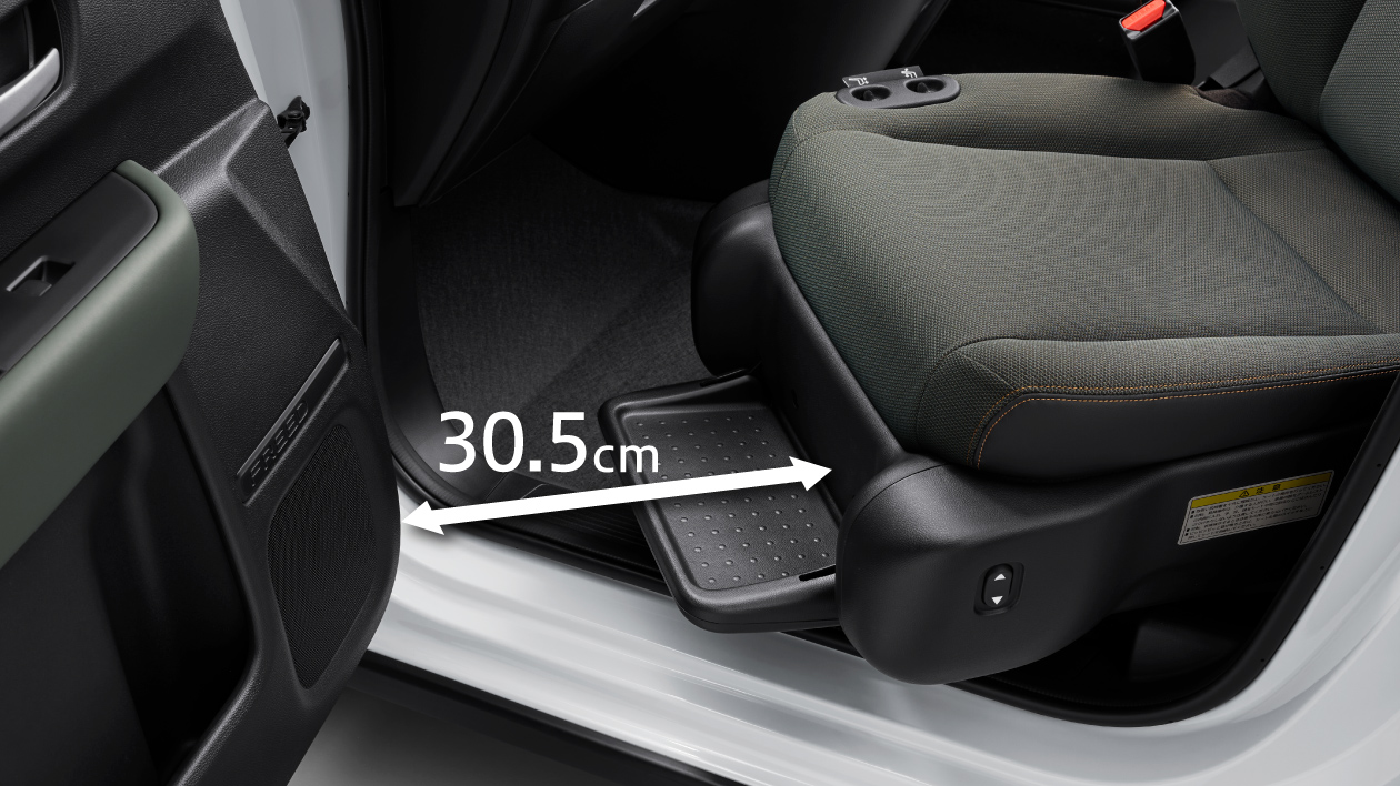 つま先があたりにくい、ゆとりの足元スペース。