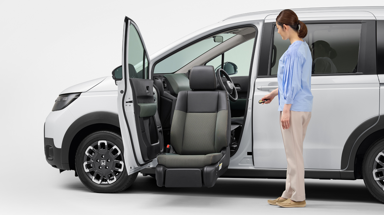 リフトアップシートの回転・昇降操作ができる専用リモコンもご用意