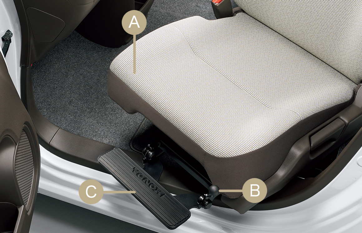 つま先がドアにあたりにくい、ゆとりの足元スペース。